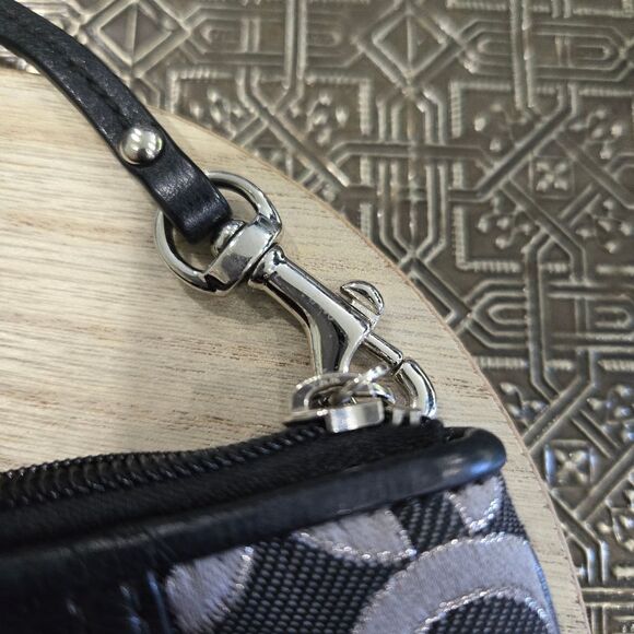 🐢 Coach Signature Monogram Wristlet Like New - Picture 5 of 12